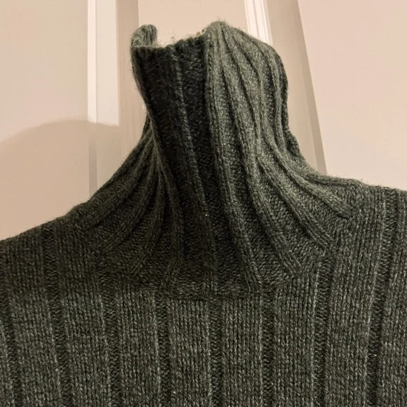 Abercrombie & Fitch Men's Olive Green Ribbed Turtleneck Sweater - Picture 5 of 10